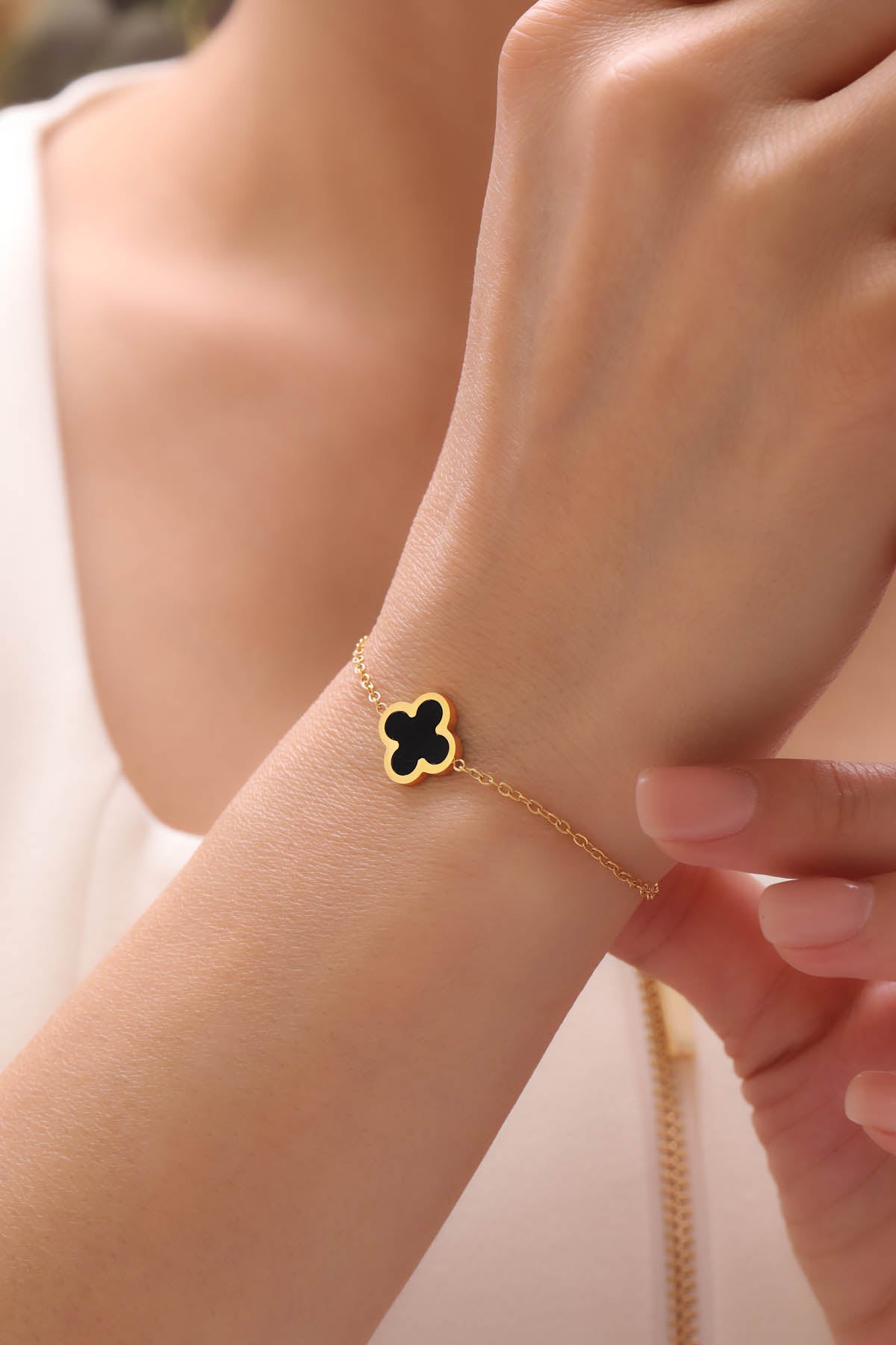 Black Leaf Armband