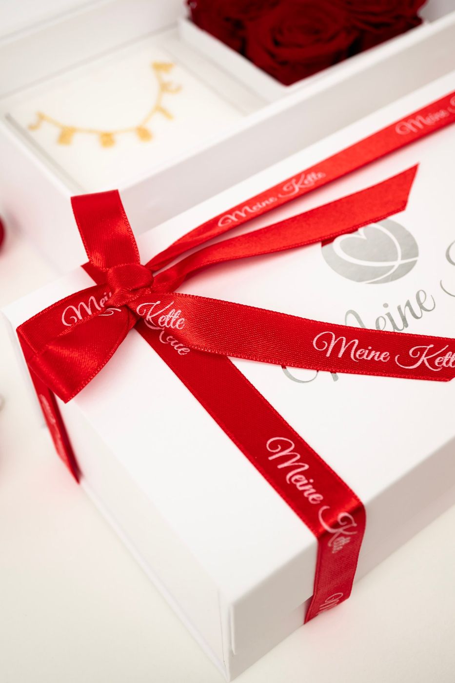 Meine-Kette-Geschenkbox mit roter Satinschleife