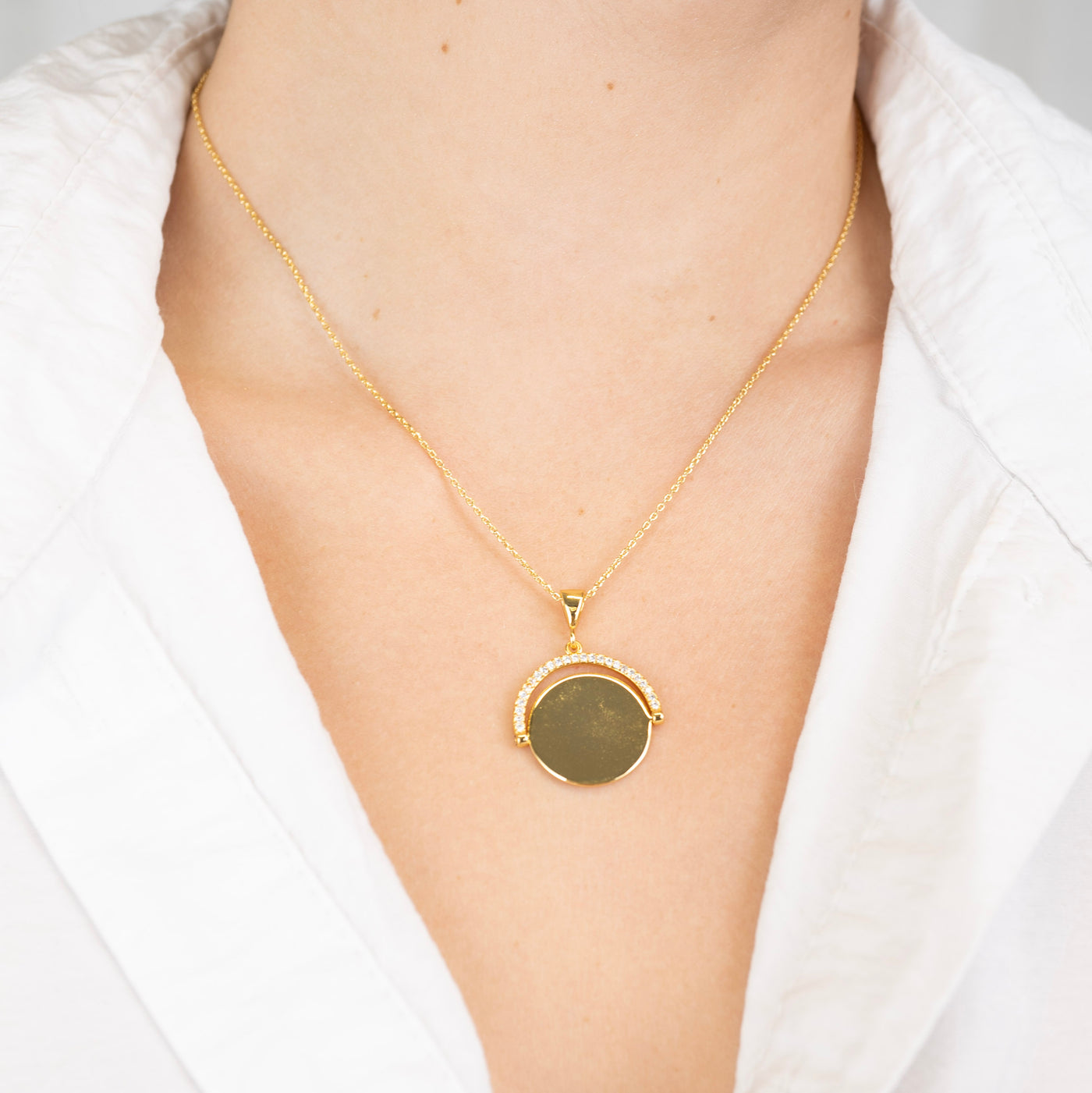 Necklace with rotating plate